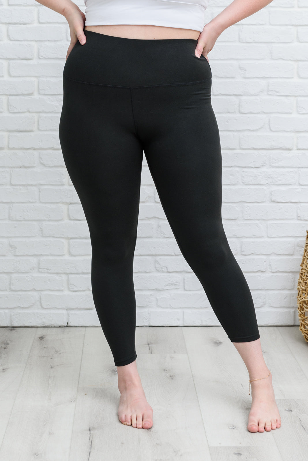 PREORDER: Compression Leggings with Pockets in Black