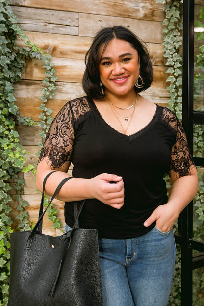 A Little Bit of Lace Top In Noir